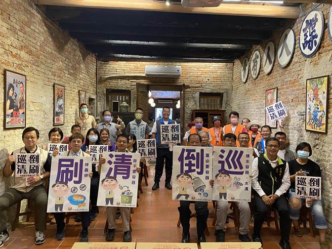 国庆连假来临，台南市副市长赵卿惠（前排左二）与中央流行疫情指挥中心社区防疫组长罗一钧（前排左三）6日连袂出席中西区社区防疫，将与民宿业者合作防范登革热疫情扩散。（程炳璋摄）