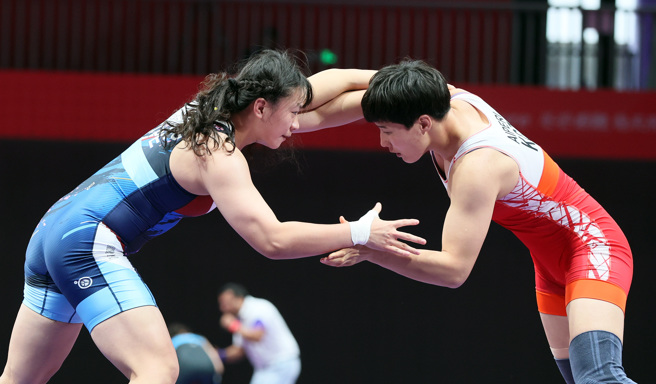 中華女子角力選手張惠慈(左)在76公斤自由式銅牌戰不敵大陸選手王娟，無緣站上頒獎台。(中華奧會提供／黃邱倫傳真)