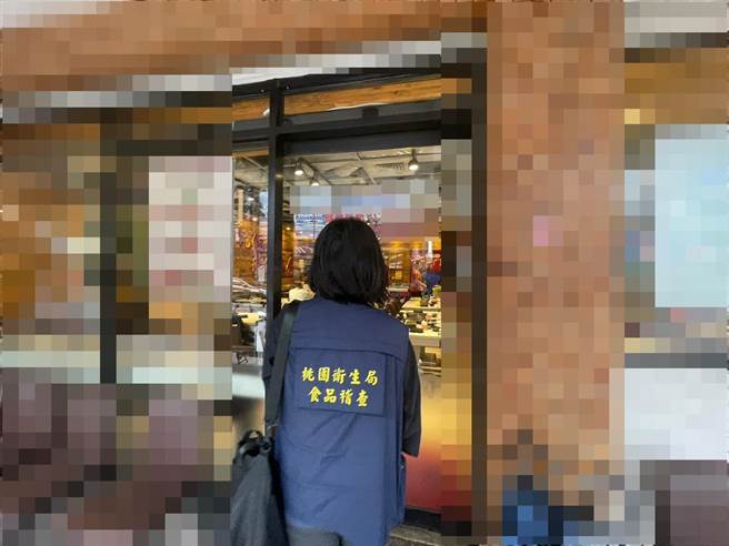 卫生局副局长余依静表示，新兴冷冻公司的下游厂商遍布15个县市，目前皆已无贩售、使用该批标示不符的肉品。图为稽查人员赴餐饮店进行稽查。（桃园市卫生局提供／陈梦茹桃园传真）