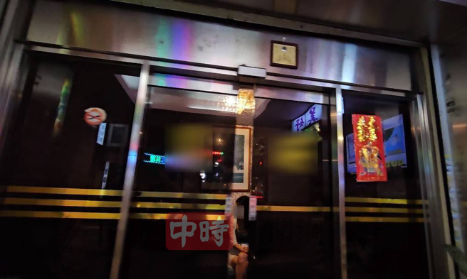 北市西门町附近不透光「神秘理髮厅」，气氛诡异，引发网热议。（游定刚拍摄）