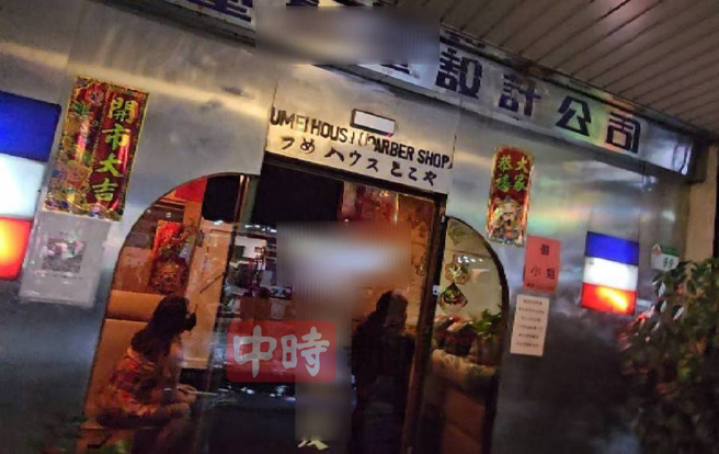 「神秘理髮厅」店内灯光昏暗，气氛相当神秘。（游定刚拍摄）