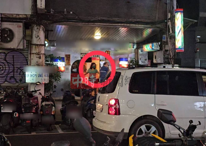 熟龄姐姐(红圈处)见落单男性经过。就会热情招呼。（游定刚拍摄）