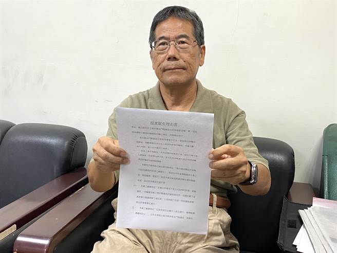民进党金门县党部前首任主委翁明志，串联15位地方党代表完成连署，提出罢免涉贿的现任主委蔡其雍。（于家麒摄）
