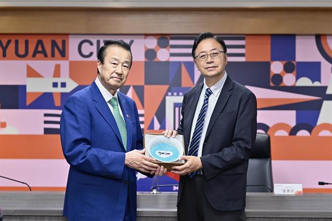 宫元市长（左）致加贺九谷烧给桃园市长张善政（右）。（桃园市政府提供／陈梦茹桃园传真）