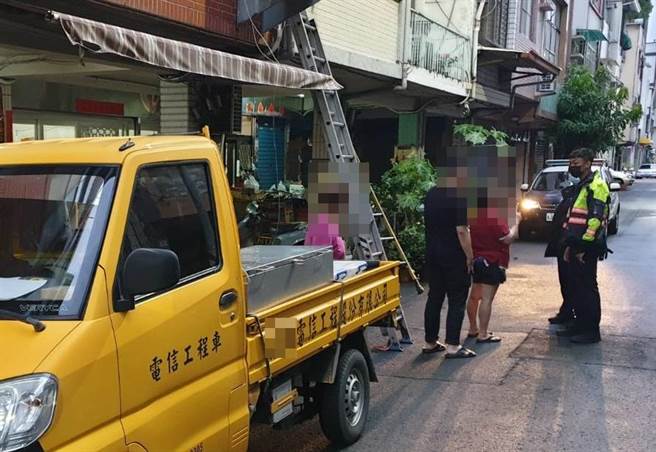 1名工人疑触电，救护人员紧急送医。（翻摄照片／洪靖宜高雄传真）