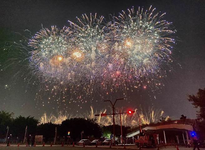 国庆焰火18日晚间在台中市中央公园试放，施放1500发焰火弹，绚丽夺目点亮夜空。（本报资料照／陈淑芬摄）