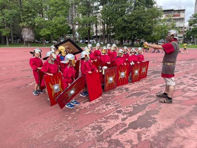 29日奶茶节将feat.「Larp龙与地下室宗亲会」，现场将有着装体验、儿童「 龟甲阵」演出。（盐埕研究所提供／袁庭尧高雄传真）