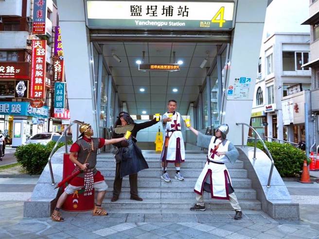 民间自办第四届盐埕奶茶节7日登场，今年共计41家在地老店、新创商店祭出优惠，民眾消费集点可换特色纪念品、抽饭店住宿券，月底还有罗马武士变装秀、双层巴士野餐等趣味活动。（盐埕研究所提供／袁庭尧高雄传真）