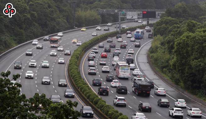 国道下午4点后车流渐增，预料明日7路段塞车。（本报资料照）