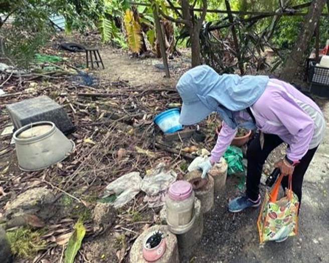 小犬颱风逐渐远离，台南市政府登革热相关防疫工作也立即恢復执行，6日除动员148人次执行北区东兴里、东区裕农里及自强里共1670户强制孳清外，排定的稽查行程也风雨无阻确实执行。（市府卫生局提供／洪荣志台南传真）