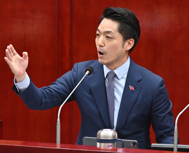 台北市议员顏若芳今(6)日在台北市议会质询时，直言台北市长蒋万安迟迟未有第三副市长的人选「就是政治算计」，惹得蒋万安(见图)反呛「高雄市第三副市长更悬缺9个月，请议员要一起检视，不要双重标准」。(季志翔摄)