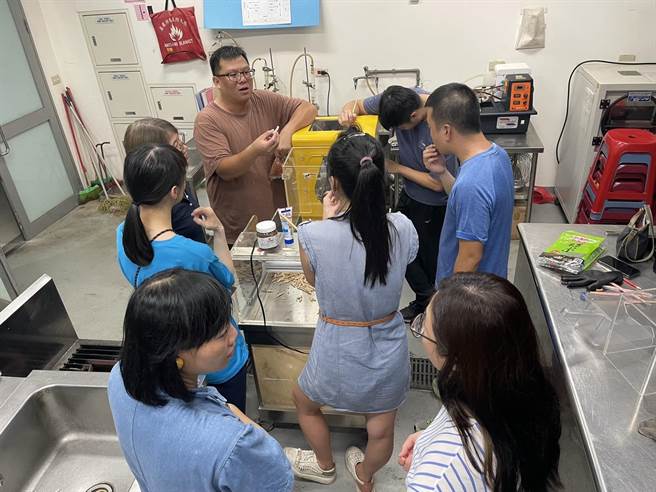 国立阳明交通大学带领教师于实验室体验高粱米研磨、成分萃取与检测，并以膨发机现场示范高粱米乖乖制作。(图／金门高中提供)