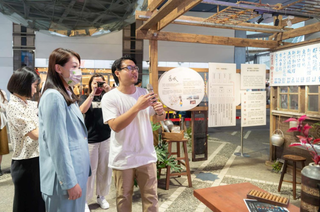 由在地新竹人黄筑瑜为高虹安市长导览「小堑有约饮食部」，认识新竹小旅行。(图/新竹市政府提供)