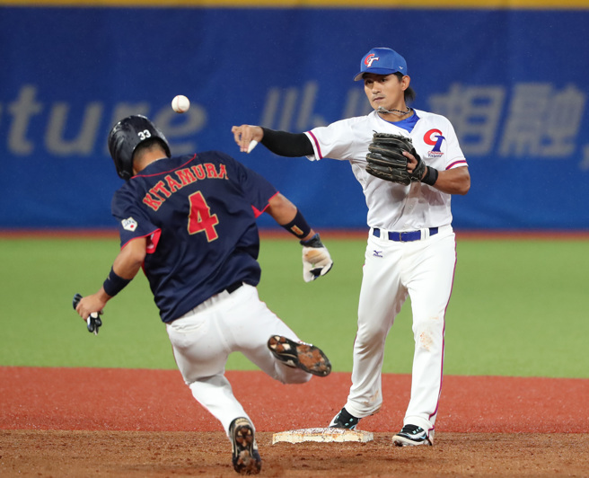 中华队二垒手林子伟（右）在5局上封杀日本跑者后快传一垒完成双杀。（郑任南摄）