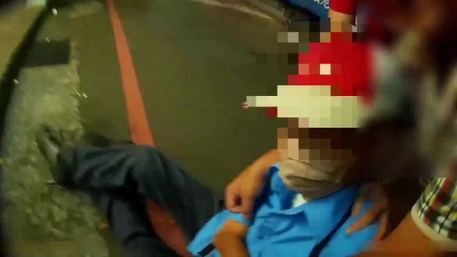 57岁曾男进入银楼，谎称要购买金饰，突以言语威胁店家若不交出金饰即点火，随即取出汽油罐泼洒柜台、椅子及地板，店家见状上前制止并报警处理，员警到场立即压制犯嫌逮捕。（翻摄画面）