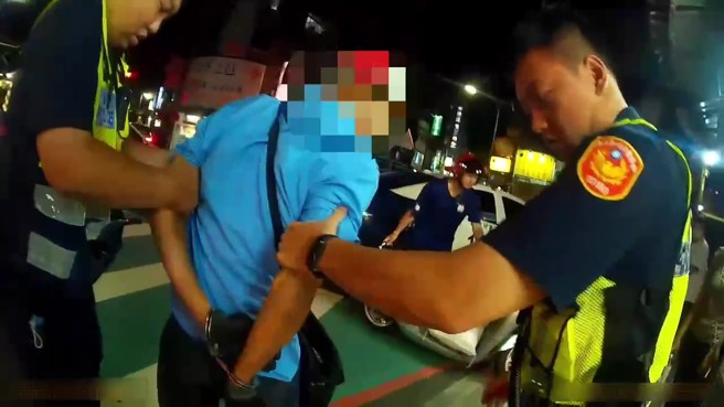 57岁曾男进入银楼，谎称要购买金饰，突以言语威胁店家若不交出金饰即点火，随即取出汽油罐泼洒柜台、椅子及地板，店家见状上前制止并报警处理，员警到场立即压制犯嫌逮捕。（翻摄画面）