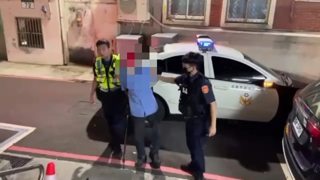 57岁曾男进入银楼，谎称要购买金饰，突以言语威胁店家若不交出金饰即点火，随即取出汽油罐泼洒柜台、椅子及地板，店家见状上前制止并报警处理，员警到场立即压制犯嫌逮捕。（翻摄画面）