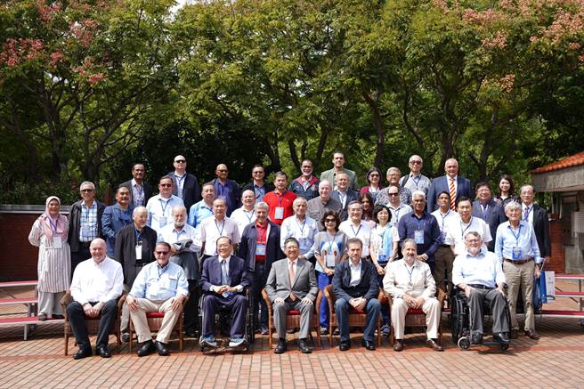 世界自由民主联盟、亚洲太平洋自由民主联盟6日参访新竹科学园区台湾积体电路公司，随后由新竹县长杨文科邀请世盟、亚盟成员品嚐在地客家料理。（新竹县府提供／邱立雅竹县传真）