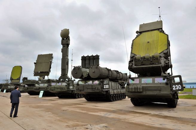 印度空军参谋长乔达里（Vivek Ram Chaudhari）表示，该国空军将在2024年如期接收最后2套团级S-400 「凯旋」防空飞弹。（Rostec）