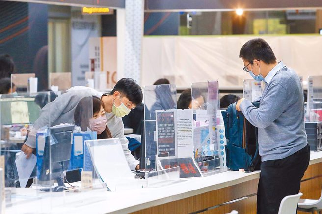 73萬軍公教注意！明年不只多4％，3類人可加「兩次薪」，1津貼調幅翻倍。（圖／報系資料照）