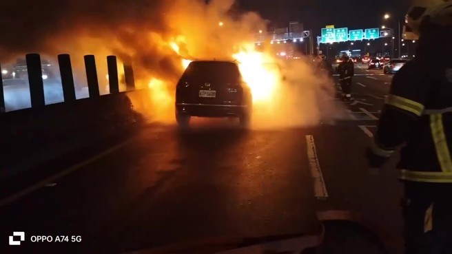 台65快速道路北上5.1K處，驚傳火燒車。（翻攝畫面）