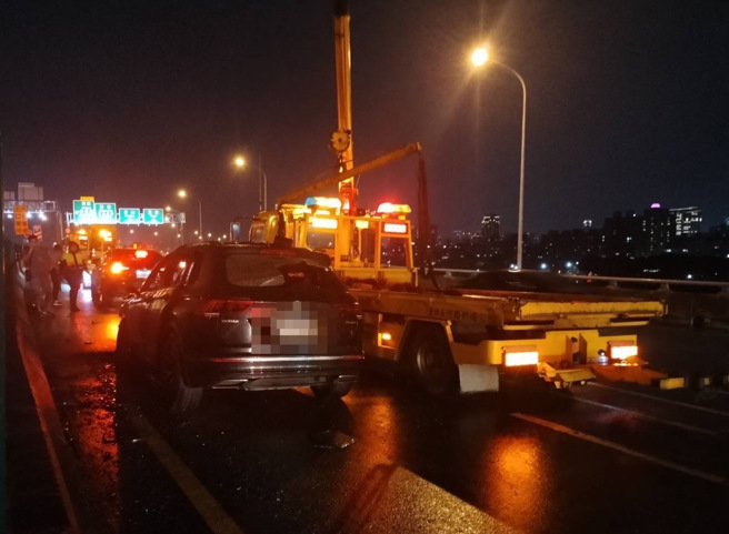 台65快速道路北上5.1K處，驚傳火燒車。（翻攝畫面）