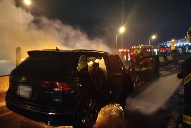 台65快速道路北上5.1K處，驚傳火燒車。（翻攝畫面）