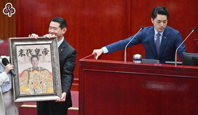台北市长蒋万安（右）6日在市议会总质询时，被民进党台北市议员何孟桦当场赠送消遣他的「末代皇帝」匾额时，脸色相当难看。（季志翔摄）