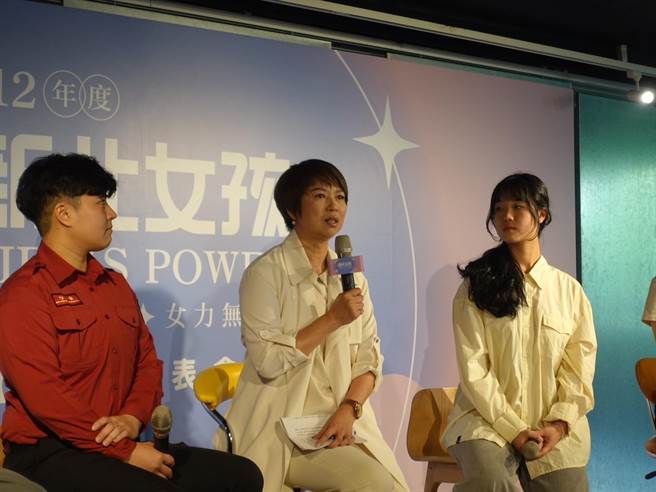 新北市副祕書長龔雅雯(圖中)參加「新北女孩多元培力、女力無限成果發表會」分享，認為女性優雅來自於自信。（柯毓庭攝）