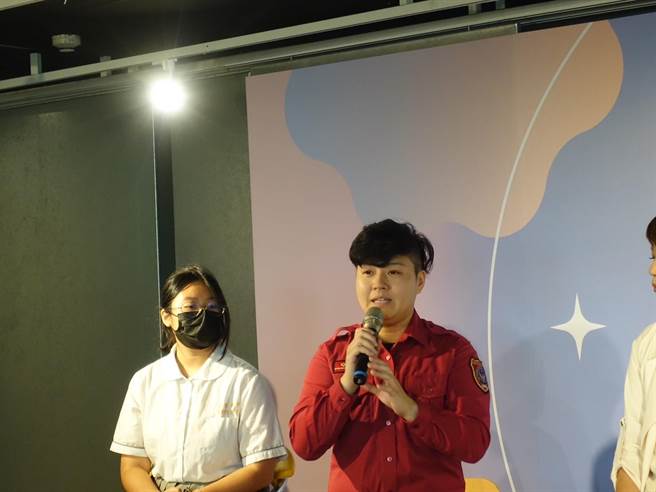 現職新北市消防局的消防員王瑞妤分享她的轉職心得，鼓勵女性突破生理上的不足。（柯毓庭攝）