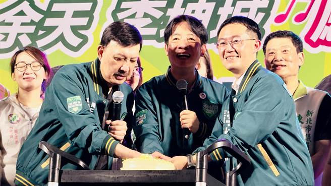 副总统、民进党总统参选人赖清德（中）今（6）日生日，他到三重替立委参选人李坤城（右）站台，在现场切蛋糕庆生，现任立委余天也一起切蛋糕。（吕健豪摄）