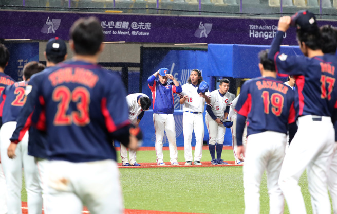中华成棒队6日因雨裁定6局结束，以0比2不敌日本队，吞下杭州亚运首败。（郑任南摄）