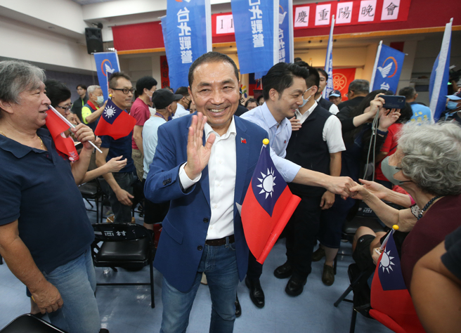 国民党总统参选人侯友宜（前中）和台北市长蒋万安（后中）6日一同出席台北市信义区西村里举办的112年国庆重阳晚会，受到支持民眾热烈欢迎。（赵双杰摄）