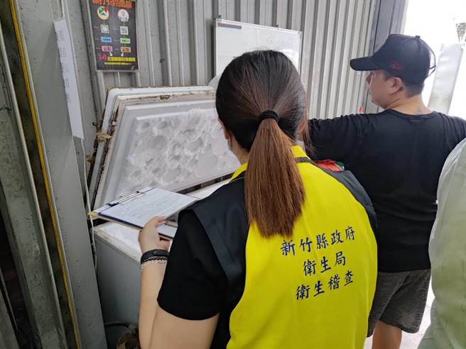 竹县卫生局6日接获新北市卫生局查核瑞腾国际公司提供竹县9家下游业者名单，虽无违规产品，竹县卫生局仍派3组人员前往稽查，确认业者现场均无案内涉案产品。（新竹县府提供／邱立雅竹县传真）