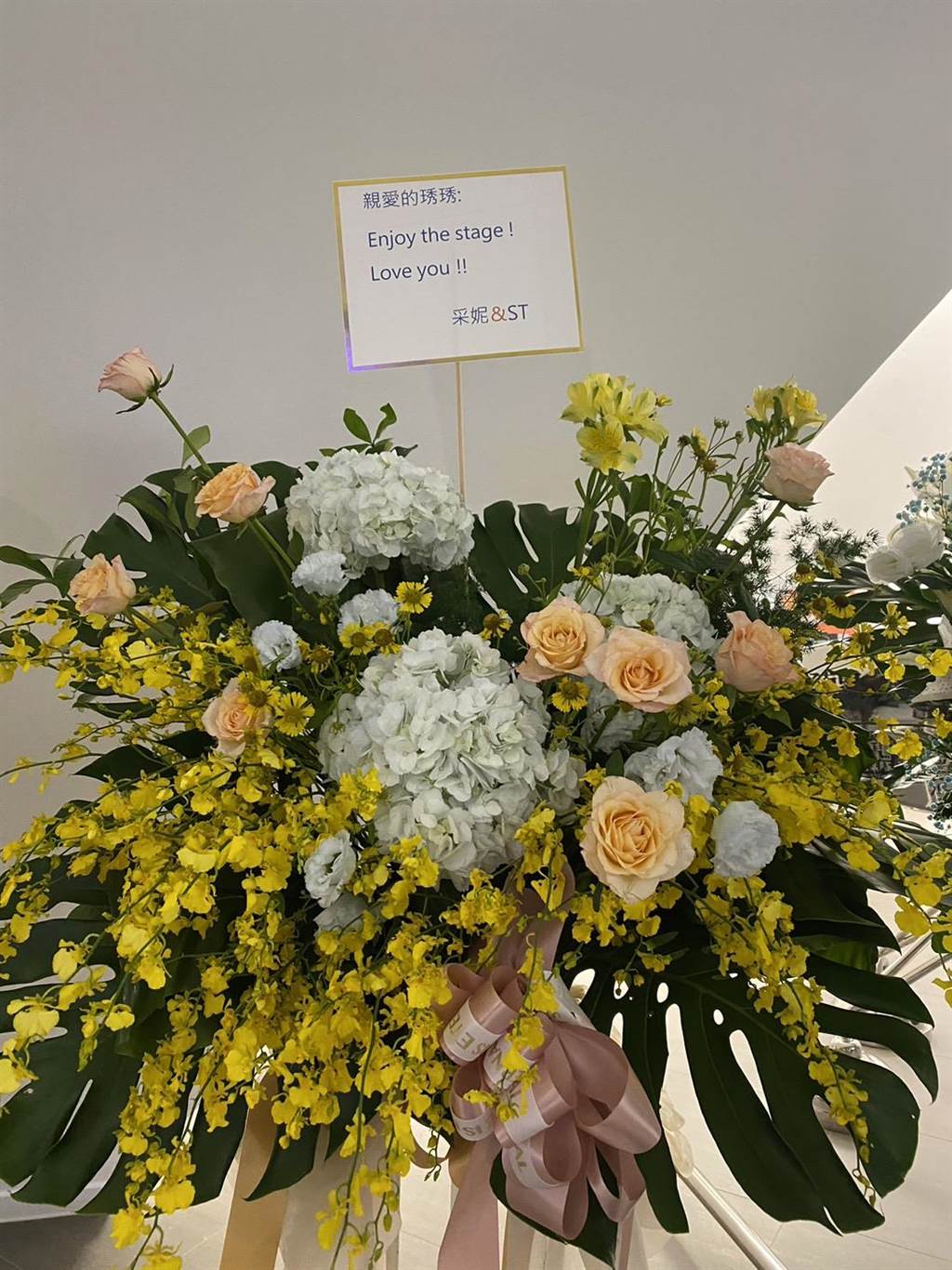 Yang Caini specially sent a flower basket to congratulate her tonight.  (Photo by Xu Yachun)