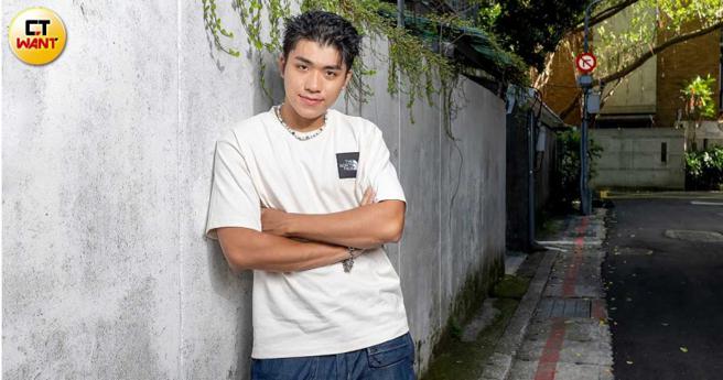 面对妈妈的早逝，王ADEN将悲伤化为奋斗的力量。（图／焦正德摄）