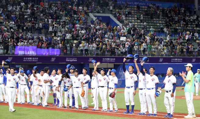 中华棒球队在分组循环赛击败韩国，球员在场中向来加油的民眾鞠躬致意。（毛琬婷摄）