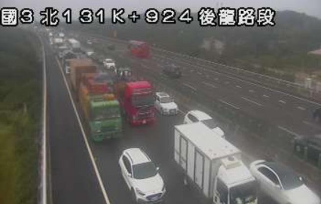 連假首日！國3北上後龍「2大貨車」追撞，佔內2線回堵1K。(翻攝高速公路1968)