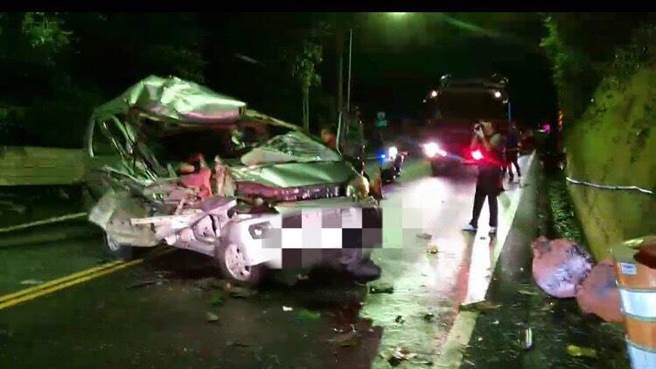 叶男于台27线3.1K上坡处自撞山壁，叶男受困于车上受伤，刘男抛摔于车外，车体严重损坏。（警方提供／林雅惠高雄传真）