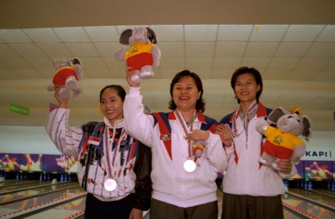 1998年亚运夺牌的中华保龄球队。（本报资料照）