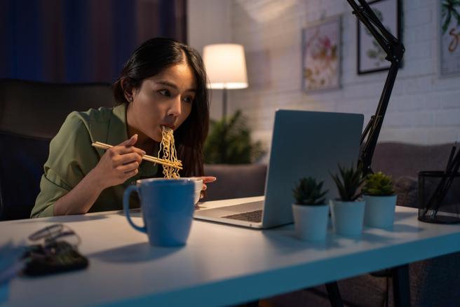 旅居日本的台湾部落客吃一款日本泡麵以后，精神超级好，一看成份惊呆。（图／shutterstock）