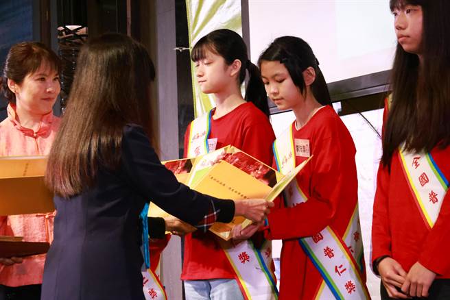 就讀桃園市福豐國中七年級的李沛潔（右一），父母都是聽障人士，她學習手語，也努力求學，獲得靈鷲山普仁獎肯定。（靈鷲山提供）