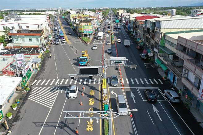 雙十連假首日，南下墾丁一早車潮湧現。(警方提供)