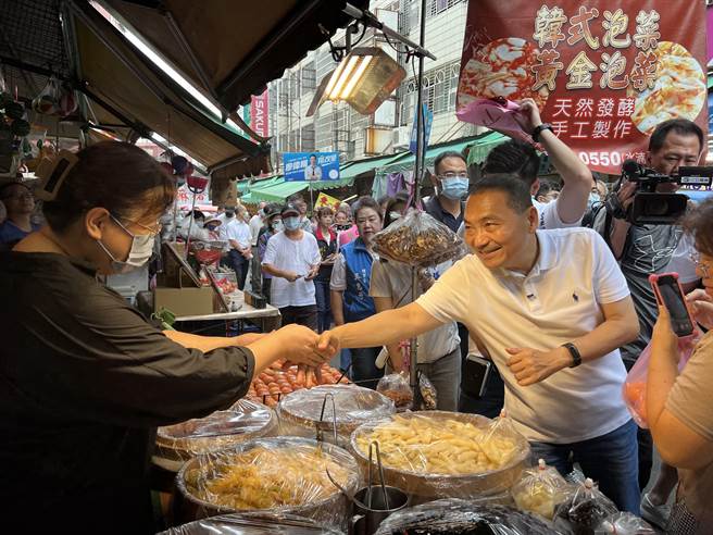 国民党总统参选人侯友宜选在国庆连假第一天，到台中西屯水湳市场拜票，逐一向民眾请托。(林欣仪摄)