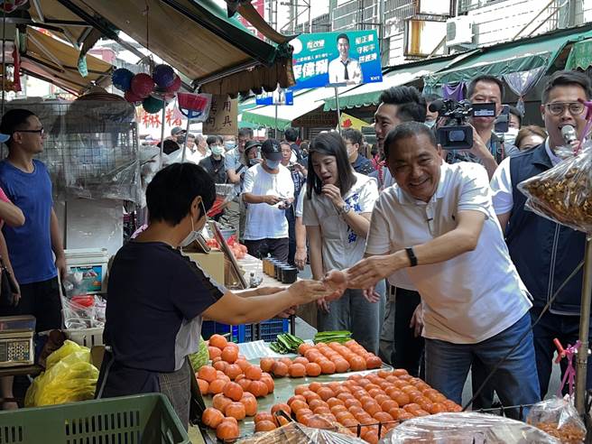国民党总统参选人侯友宜选在国庆连假第一天，到台中西屯水湳市场拜票，逐一向民眾请托。(林欣仪摄)