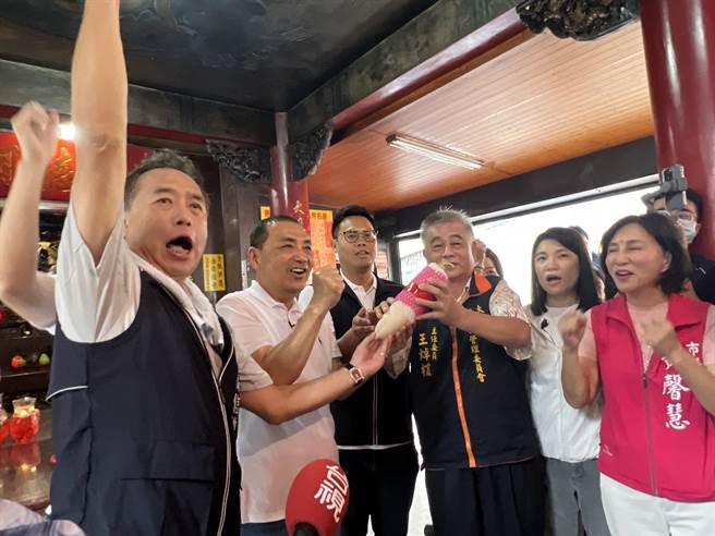 台中市西屯区大福里福德祠赠送侯友宜象徵「好彩头」的菜头。(林欣仪摄)