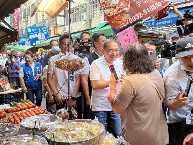 国民党总统参选人侯友宜选在国庆连假第一天，到台中西屯水湳市场拜票，逐一向民眾请托。(林欣仪摄)