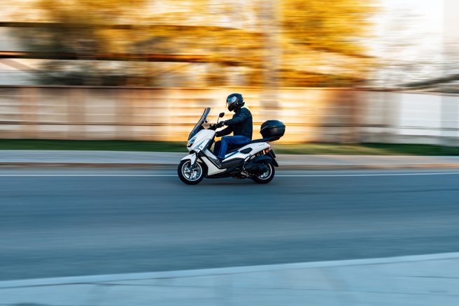 一名網友騎車赴約，被女方一句「不太可以跟沒車的在一起」，引起網友討論。（圖／shutterstock）