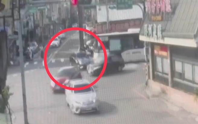 桃园市平镇区龙南、新生路口6日下午发生一起死亡车祸。（翻摄照片／蔡明亘桃园传真）