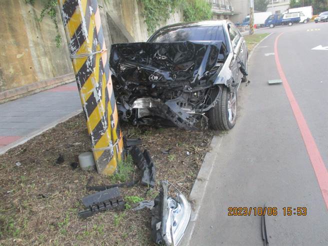 59岁杨姓妇人在平镇龙南、新生路口停等红灯时，因不明原因突暴衝闯红灯，一路失控往前衝撞7辆小客车、货车及机车。（翻摄照片／蔡明亘桃园传真）
